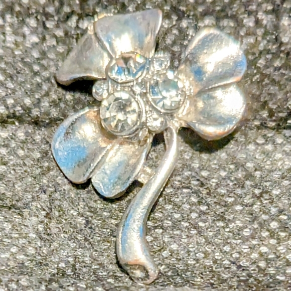 Jewelry - Elegant Silver Flower Brooch